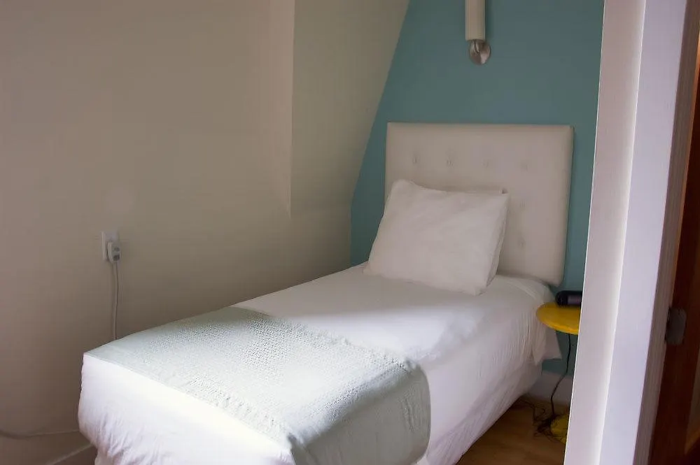 ** Hotel Royal Oak Inn Toronto Canada