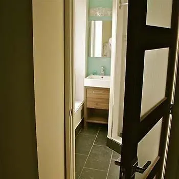 ** Hotel Royal Oak Inn Toronto Canada